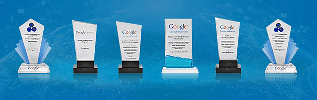 Google logolu altı ödül kupası yan yana dizili.