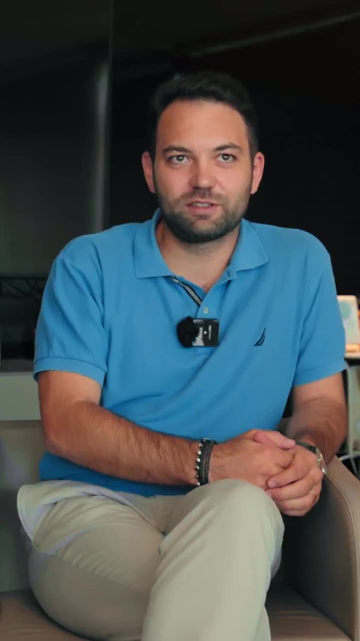 Kurucu röportajından kare: ev santrali ve Google araması